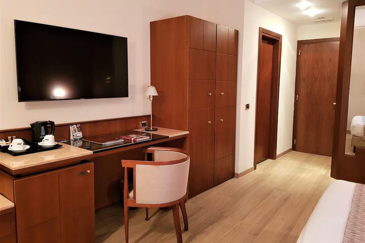 Room 12 of 37