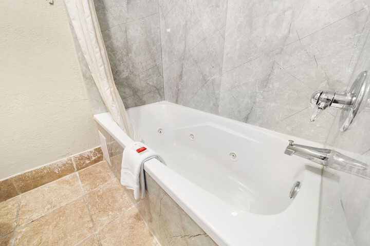 Jetted tub