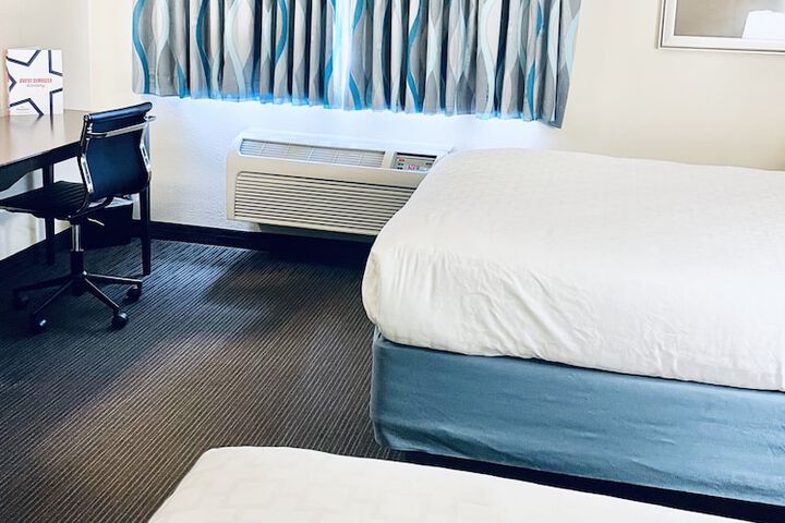 2 Queen Beds (9 of 12)