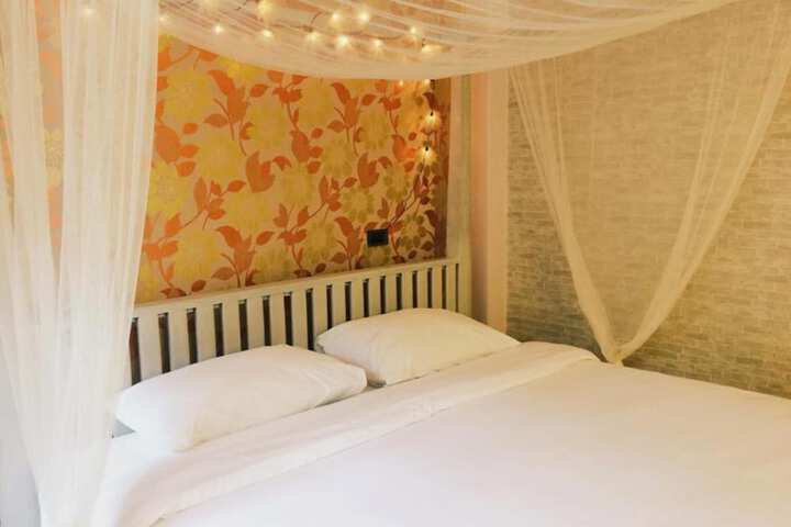 Room 6 of 50