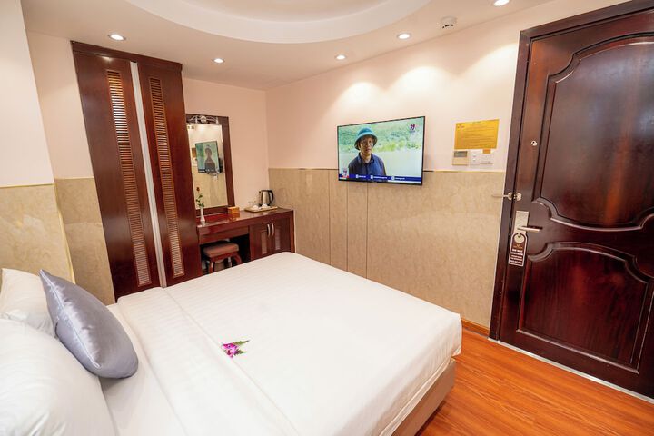 Room 8 of 80