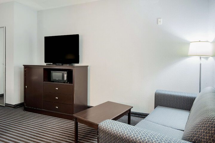 1 King Bed (3 of 8)