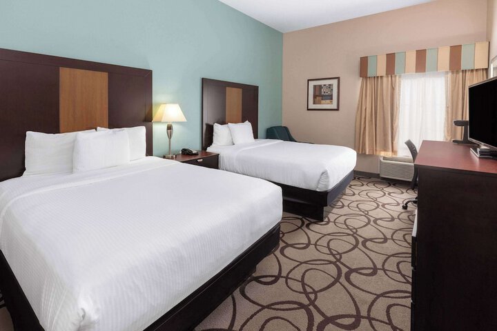 2 Queen Beds Lake Pool View (10 of 10)