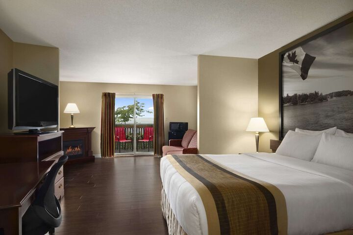 1 Queen Bed (7 of 15)