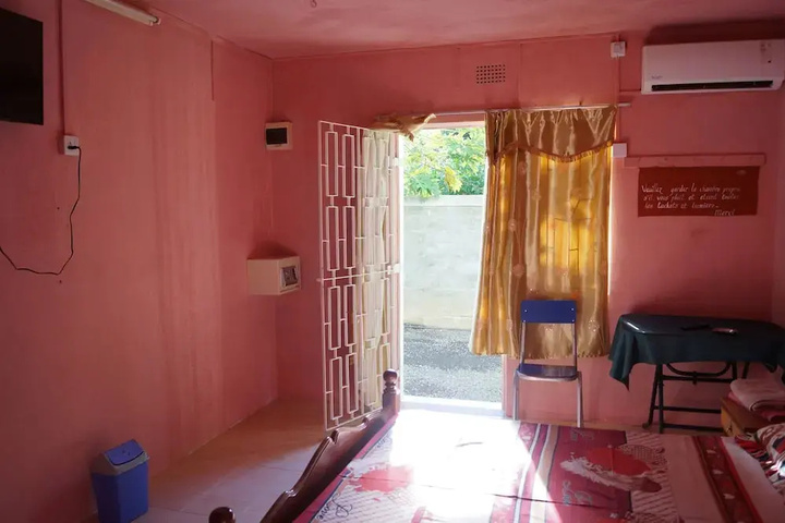 Room 4 of 8