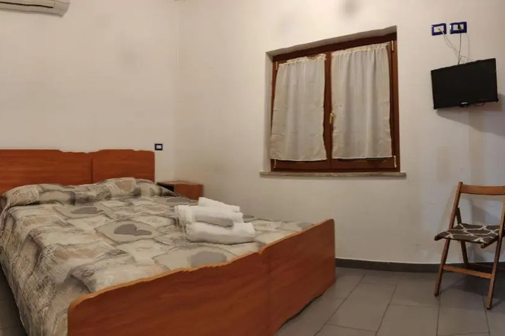 Room 5 of 10
