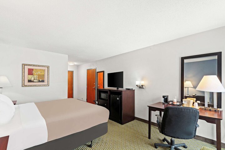 1 King Bed (3 of 20)