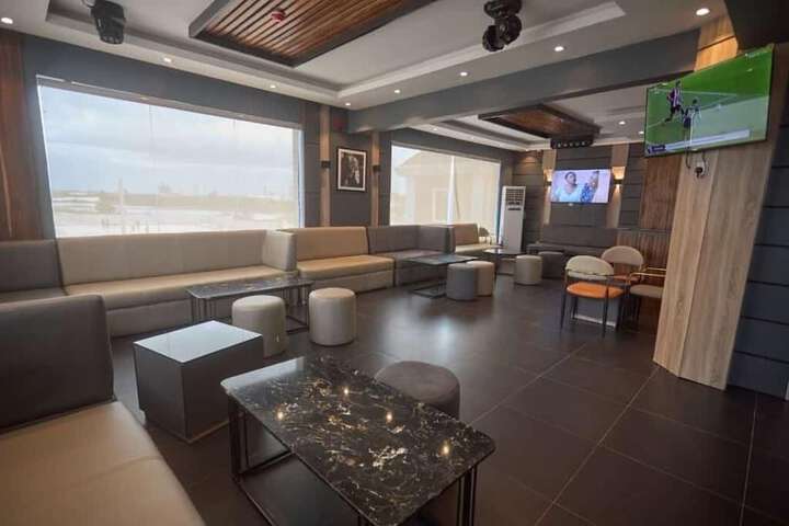 Lounge 22 of 30