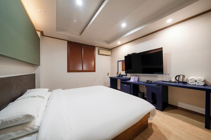 Room 2 of 10