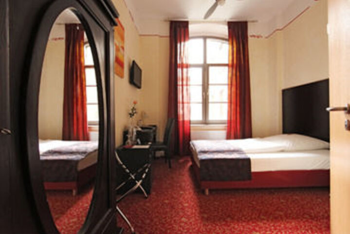 Room 17 of 38