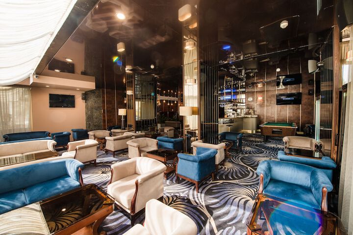 Lounge 32 of 43