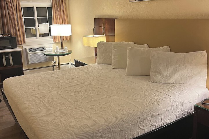 1 King Bed (11 of 13)