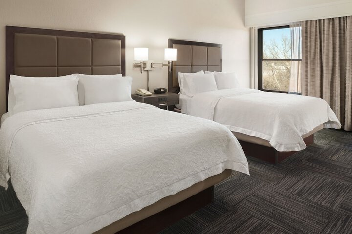 2 Queen Beds (2 of 4)