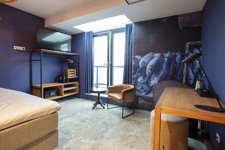 Room 33 of 110