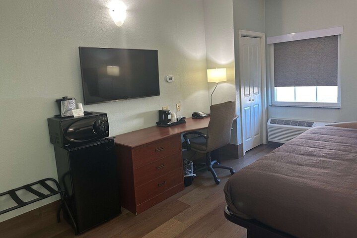 1 King Bed (3 of 6)