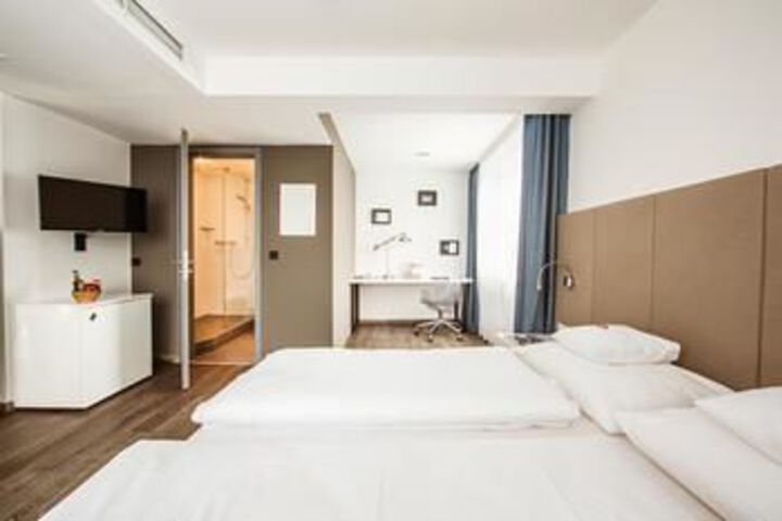 Room 17 of 46