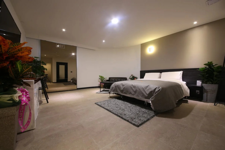 Room 4 of 9