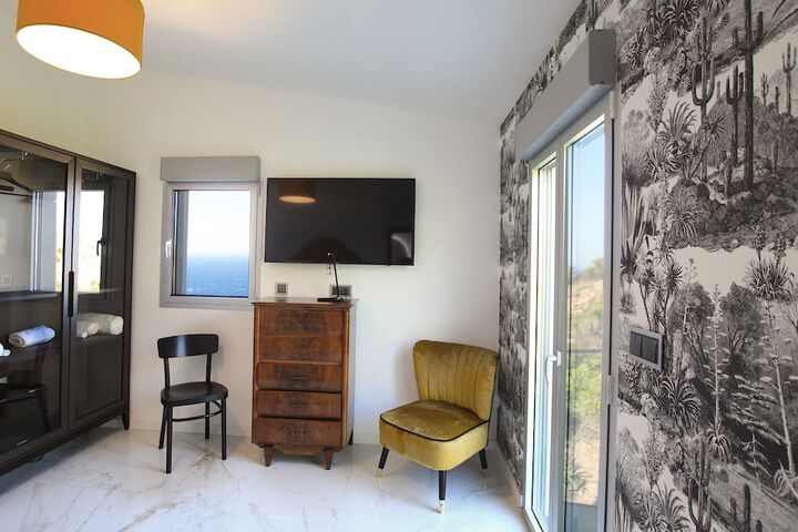 Room 5 of 76