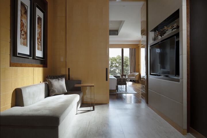Room 11 of 32