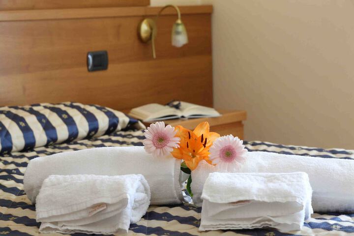 Room 8 of 32