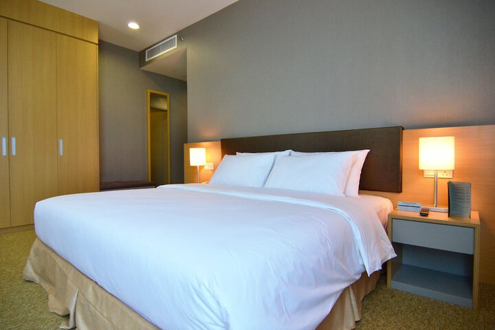 Room 6 of 42