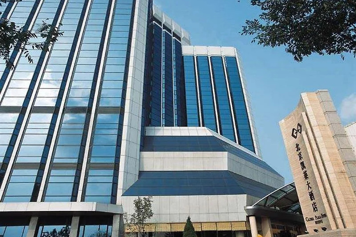 Exterior of Gloria Plaza