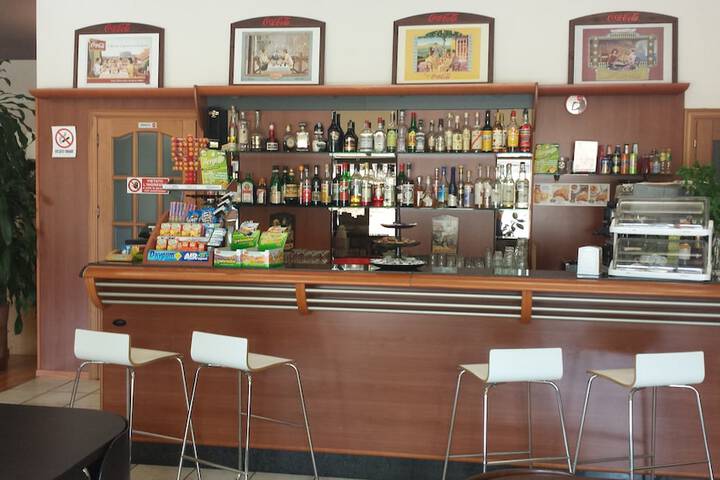 Lounge 22 of 26