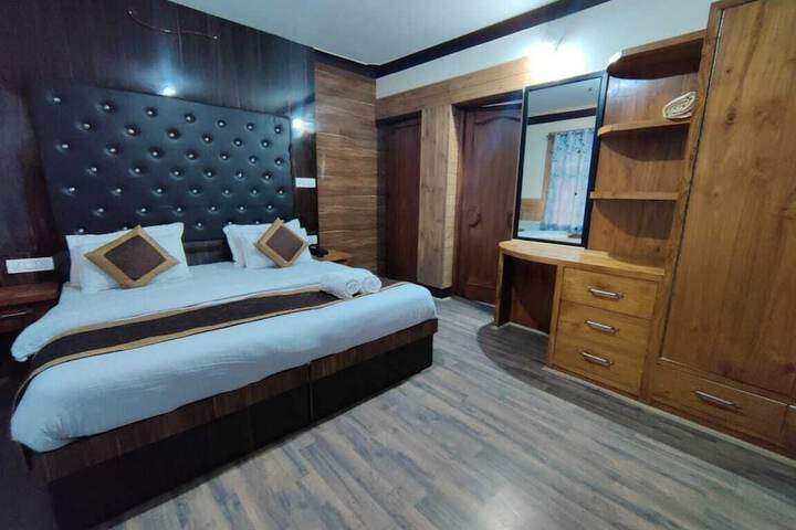 Room 4 of 9