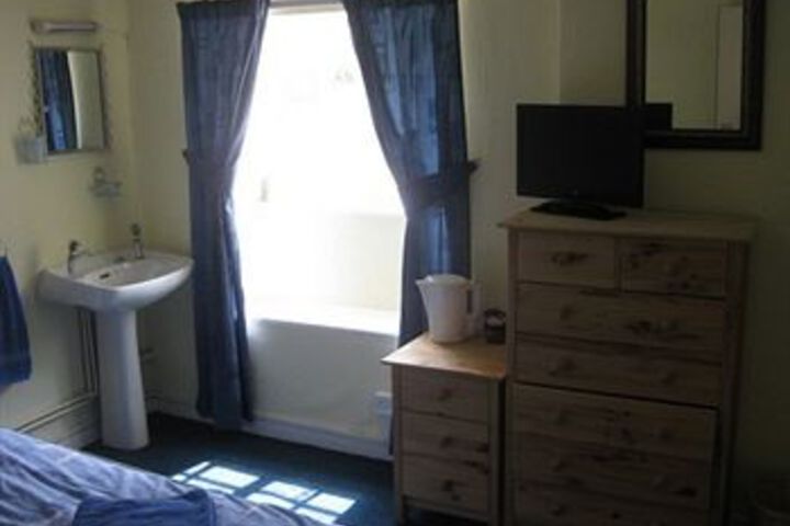 Room 4 of 8