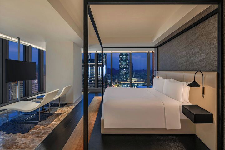 Room 53 of 182