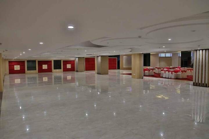 Ballroom/Hall 39 of 48