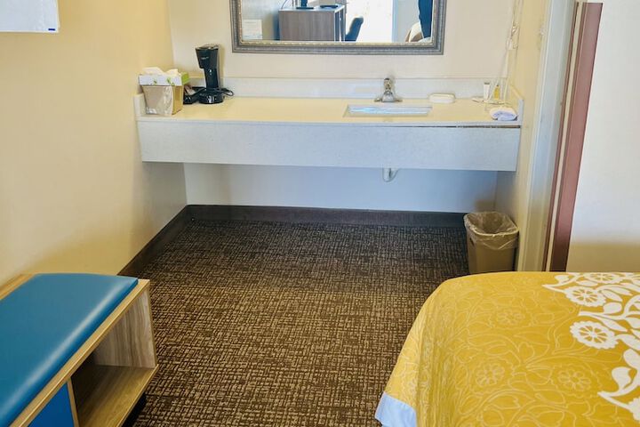 1 Queen Bed (5 of 12)