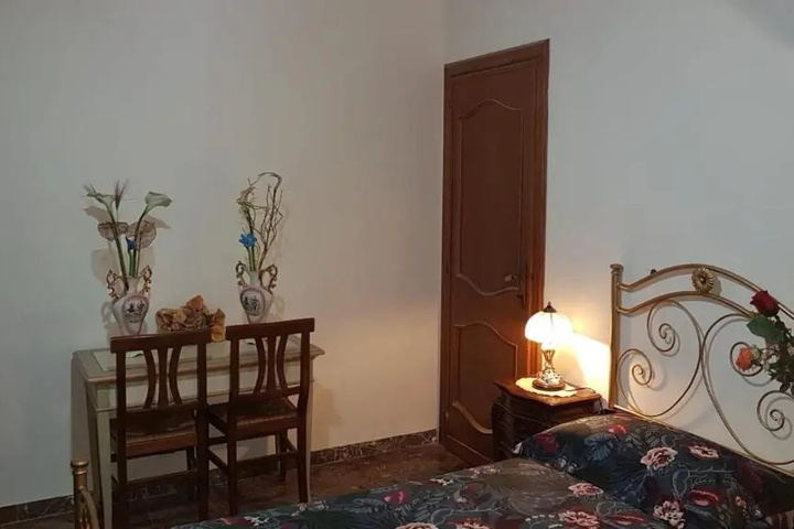 Room 5 of 10