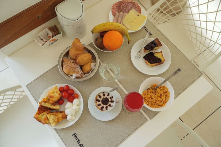 Breakfast/Coffee Service 33 of 49