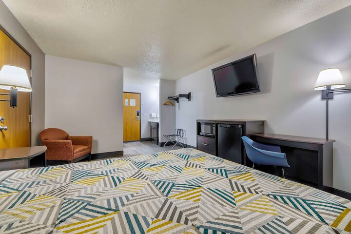1 King Bed (6 of 9)