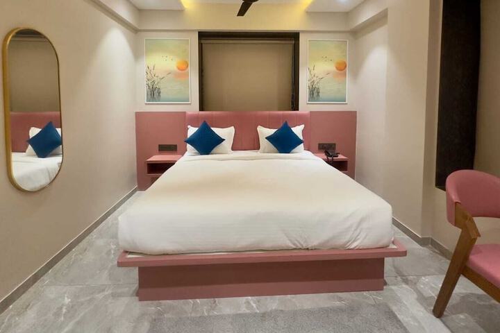 Room 12 of 18