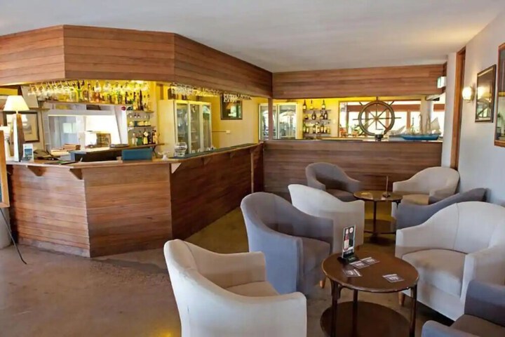 Lounge 66 of 73
