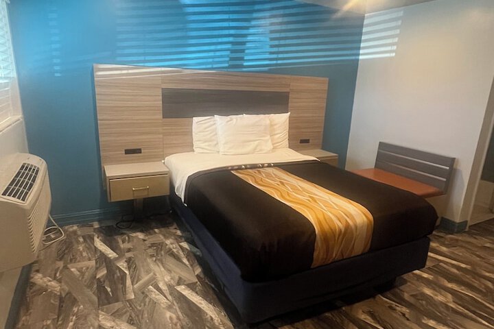 Business Single Queen Bed (15 of 16)