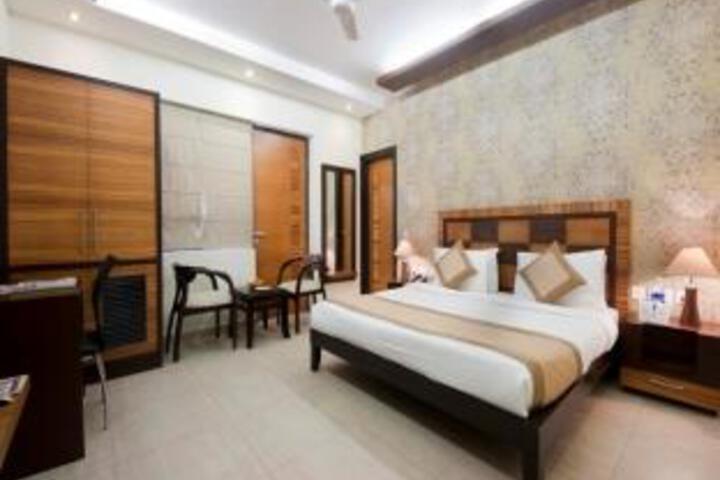 Room 2 of 6