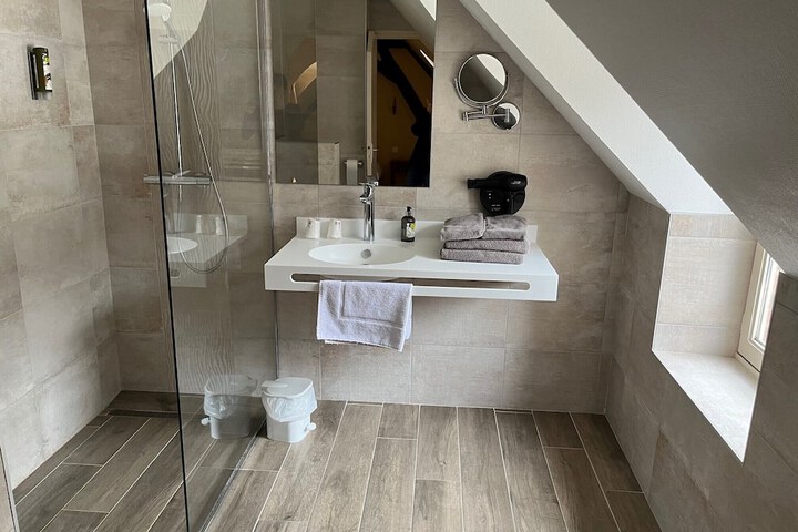 Room 10 of 20