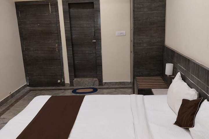 Room 6 of 19