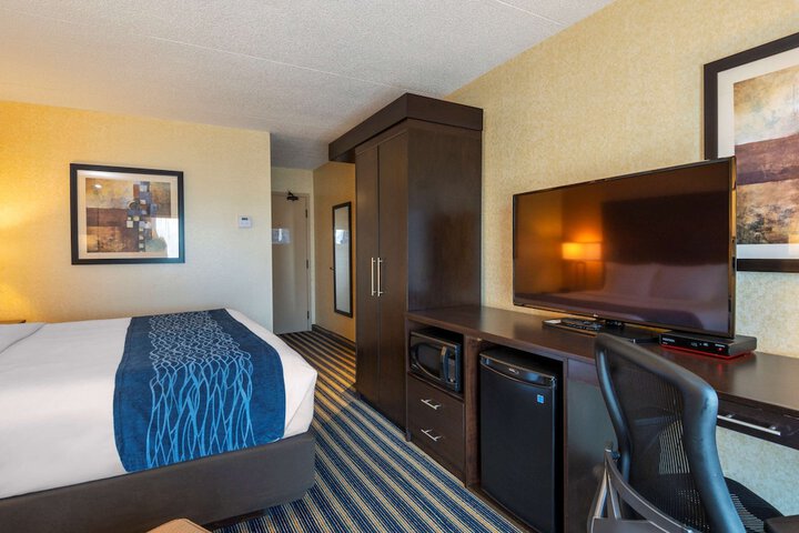1 King Bed (2 of 10)