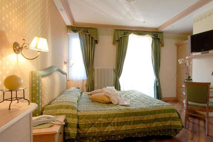 Room 9 of 46