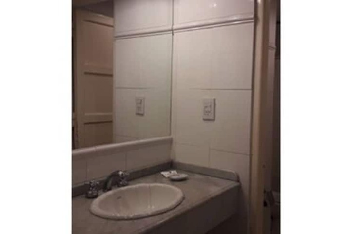 Room 8 of 90