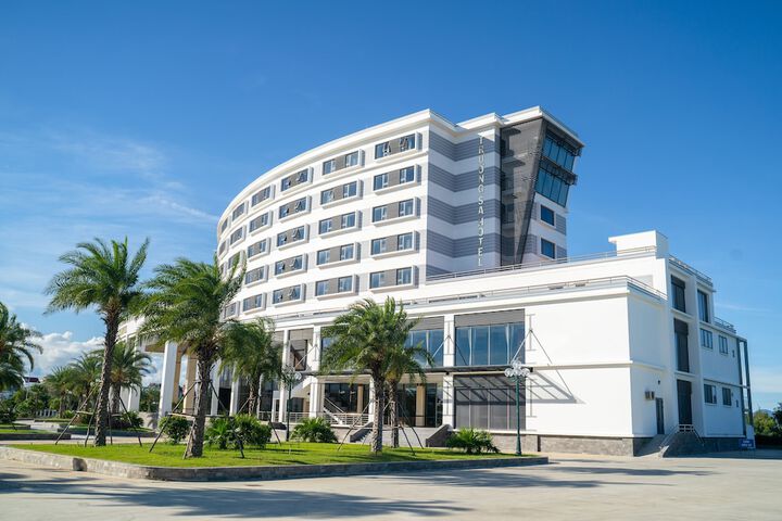 Hotel Exterior 75 of 80