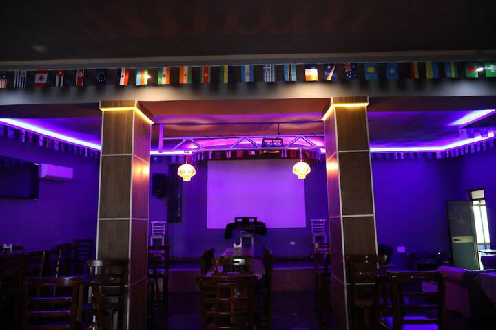 Lounge 28 of 61
