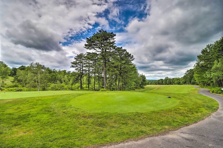 Hike Golf & Explore: Pocono Pines Townhome
