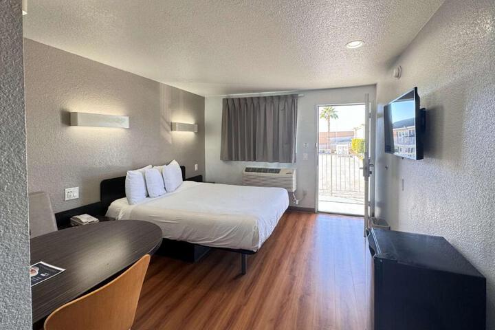 2 Queen Beds Refrigerator (7 of 10)
