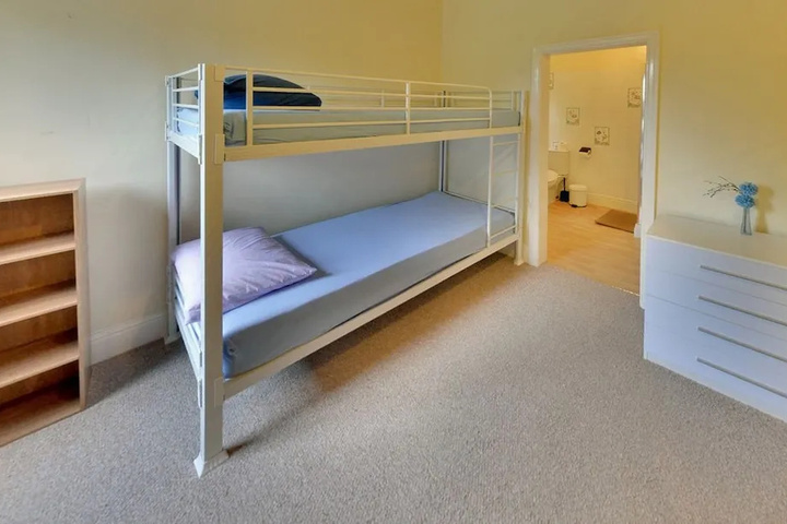 Room 7 of 12