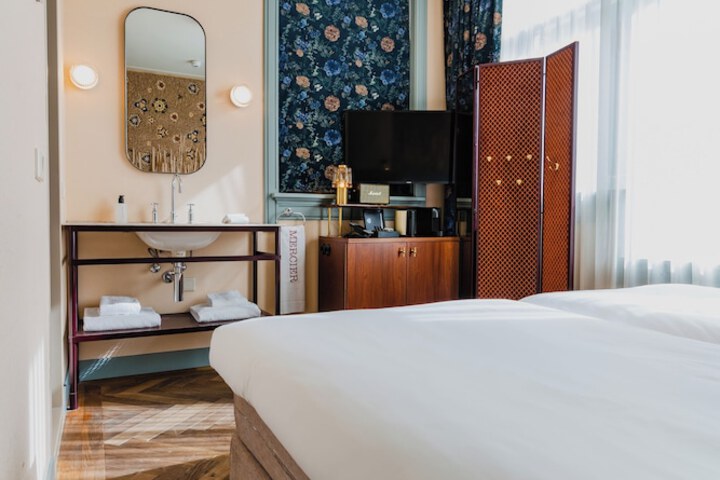 Room 43 of 239